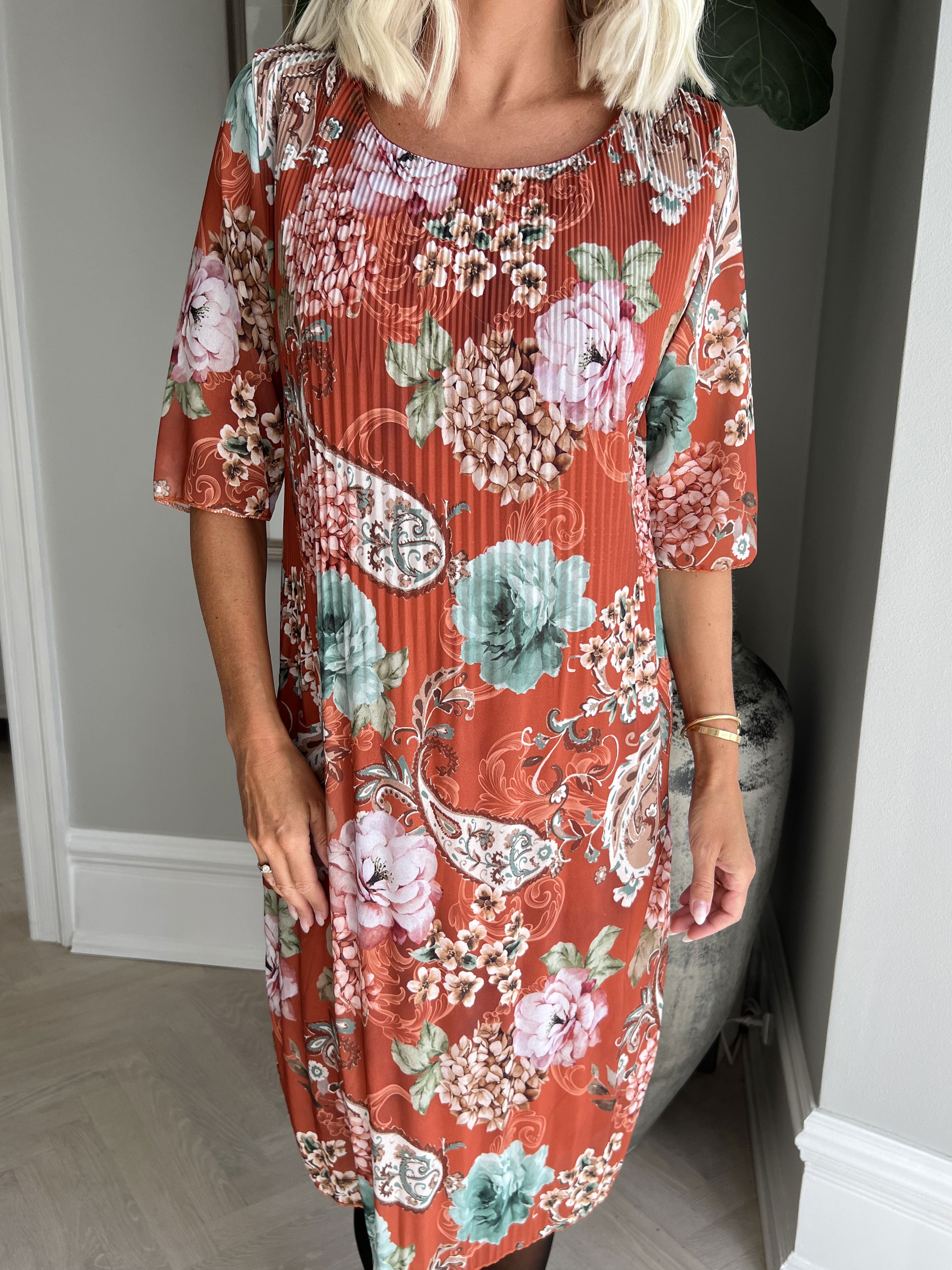 Zion Flower - Plisseret kjole med blomsterprint